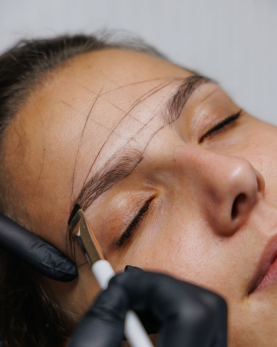 Tracé des sourcils au pinceau avant une séance de maquillage permanent