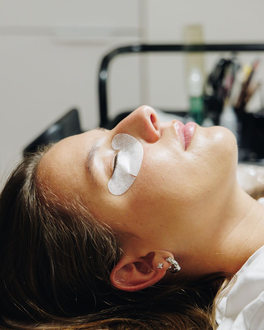 Préparation du rehaussement de cils, patch de protection sous l'œil