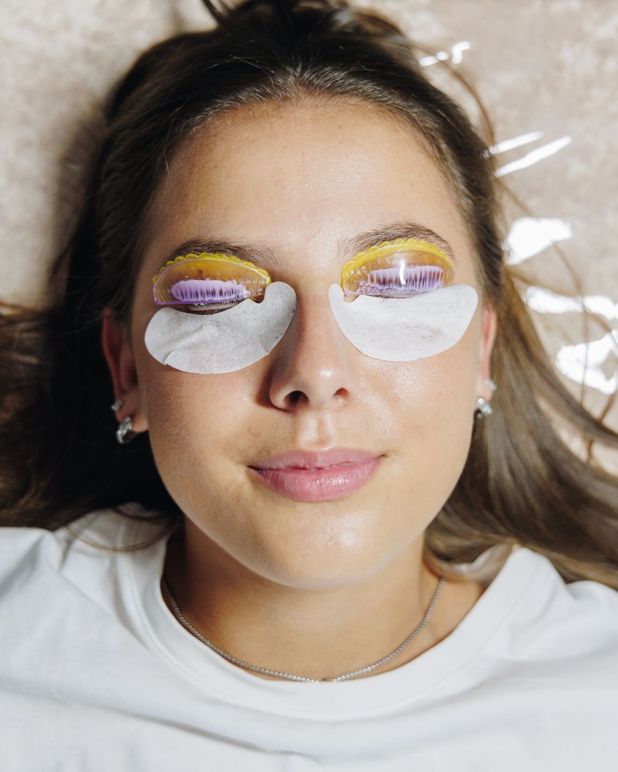 Rehaussement et teinture des cils en cours de pose