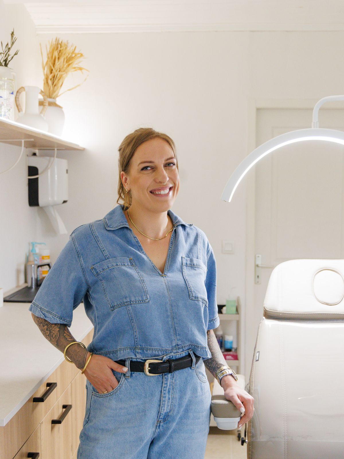 Marie, fondatrice de Hylé Studio Dermo, dans sa cabine de soin à Biguglia