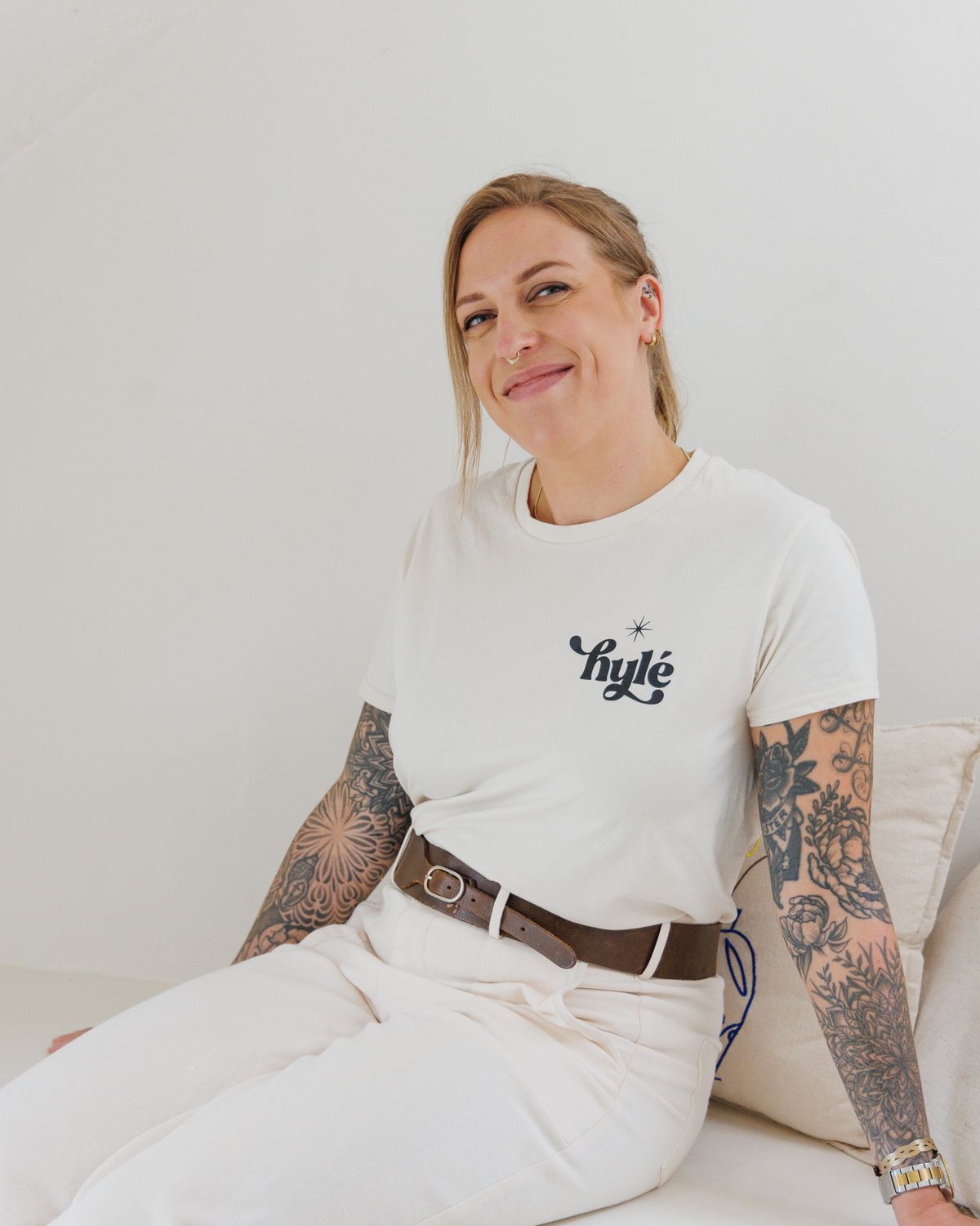Marie, fondatrice de Hylé Studio Dermo, souriante dans son studio à Biguglia avec le t-shirt Hylé