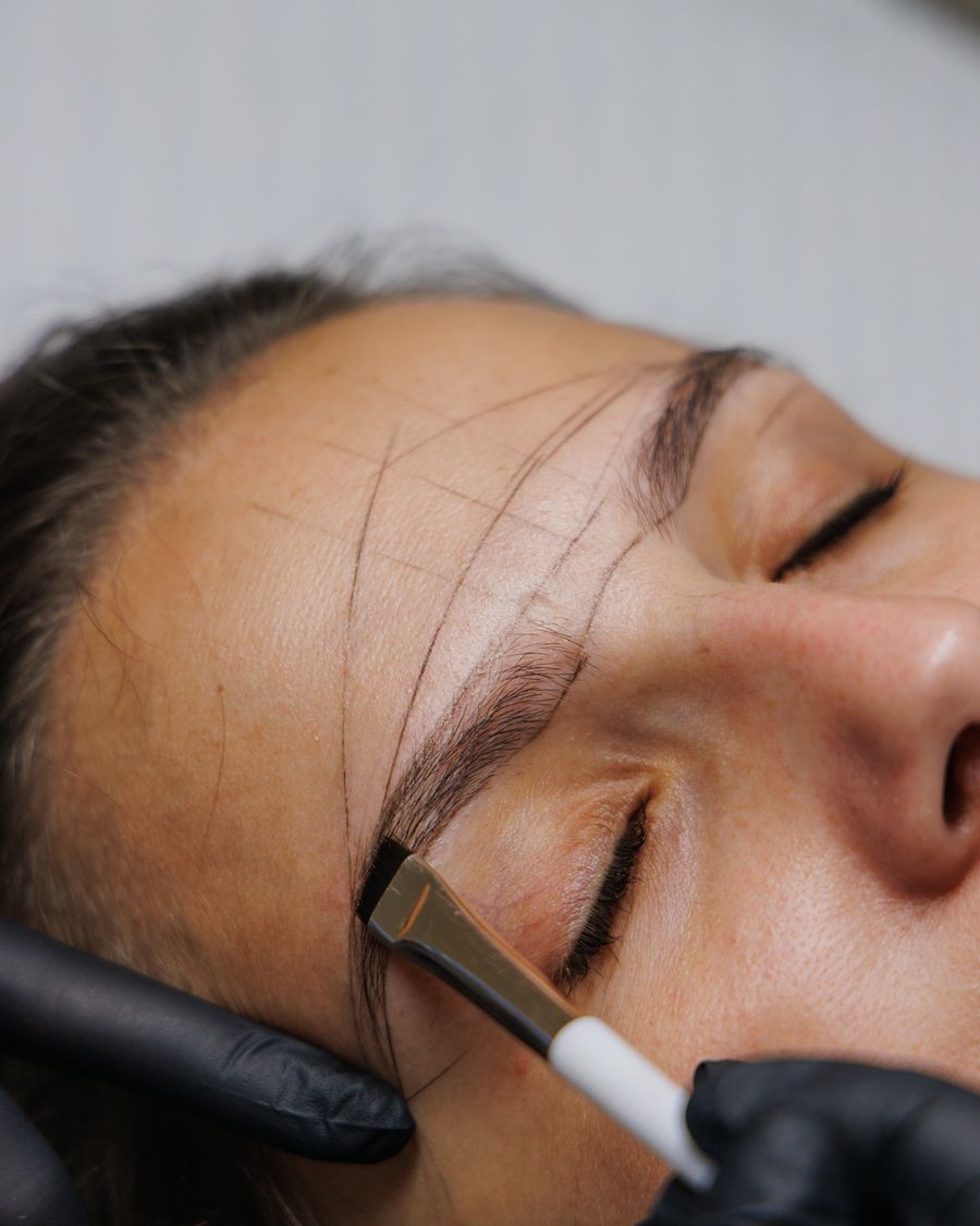 Tracé des sourcils validé avec la cliente avant la pigmentation