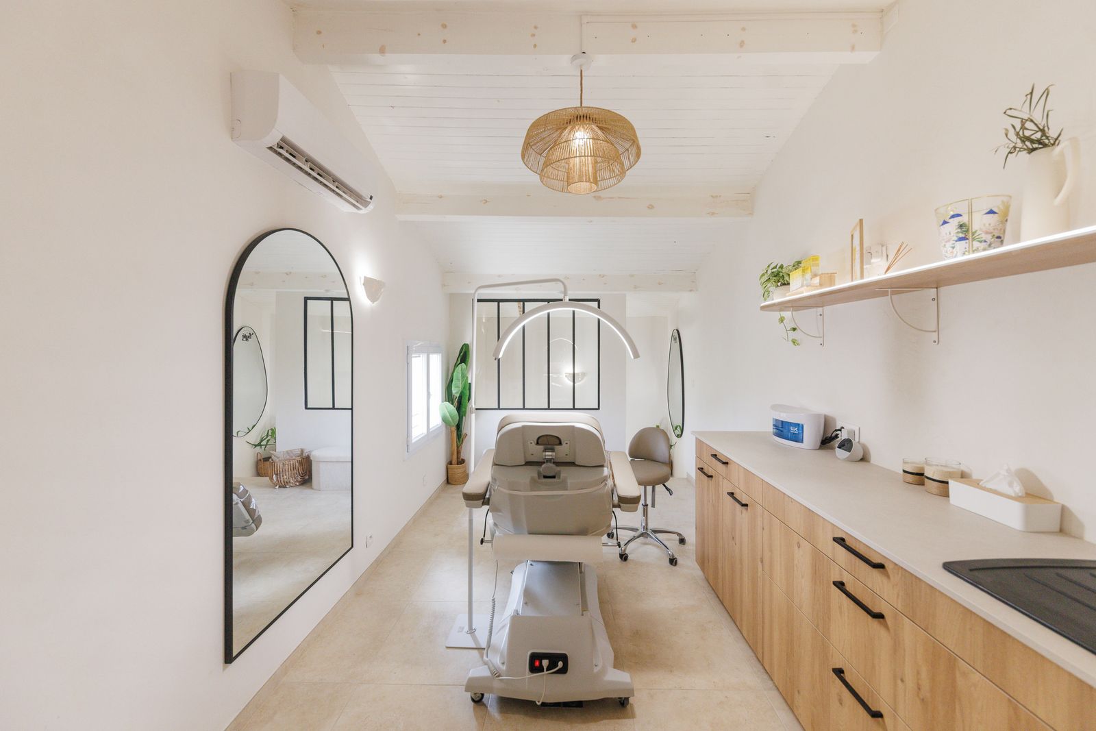 Vue d'ensemble de la cabine de maquillage permanent du studio Hylé à Biguglia