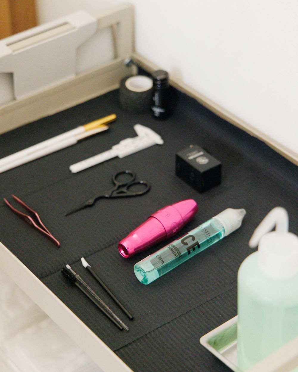 Plateau de travail stérile avec matériel de dermopigmentation à usage unique
